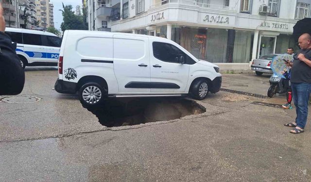 Adana’da yol çöktü, araç düşmekten son anda kurtuldu