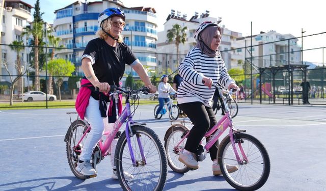 Antalya’da 50 yaşında bisiklet sürmeyi öğreniyorlar
