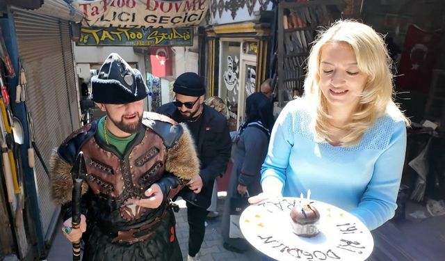 Çarşının vazgeçilmezi Down sendromlu Emre’ye doğum günü sürprizi
