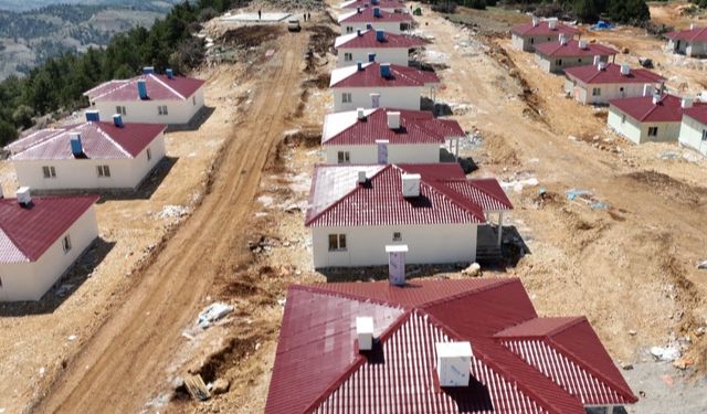Depremin merkezinde köy evlerinin yapımı sürüyor