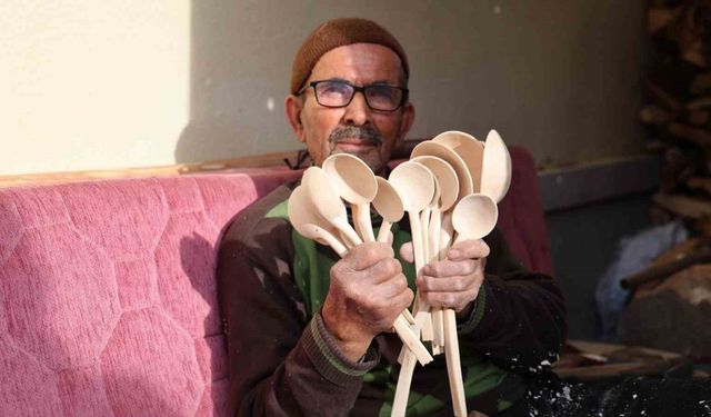 Depremzede Ahmet dede yeni evinde tahta kaşık üretimine devam ediyor