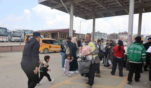 Depremzede vatandaşlar tedirginlik içerisinde İstanbul’dan dönüşlerini sürdürüyor