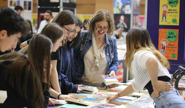 Kepez Kitap Fuarı’na kitapseverlerin ilgisi sürüyor