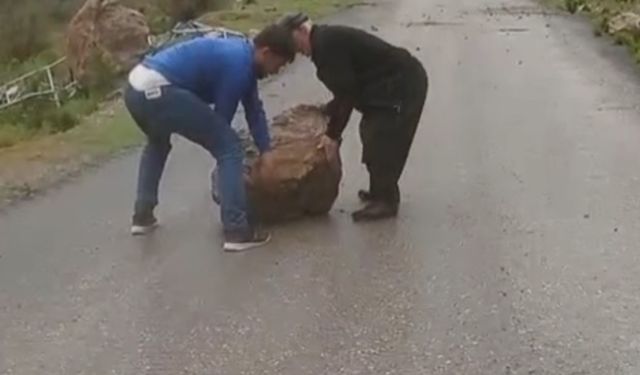 Yağmur sonrası yola kayalar düştü