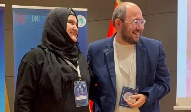 10 yıllık eşine sempozyumda sürpriz evlilik teklifi!