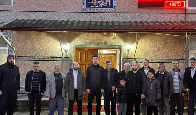 Bilecik Pazaryeri Kaymakamı namazda vatandaşla buluştu