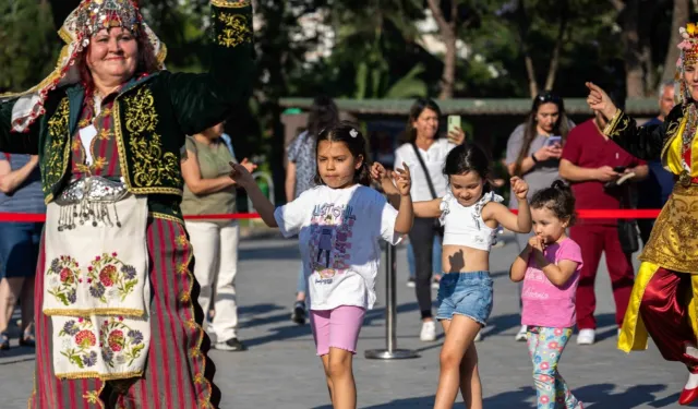 Bornova Halk Dansları Festivali coşkuyla başladı