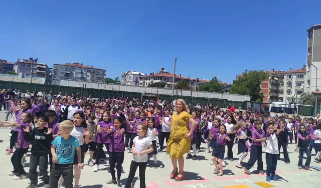 Bursa Mudanya'da öğrenciler öğretmenleriyle zumba yaptı