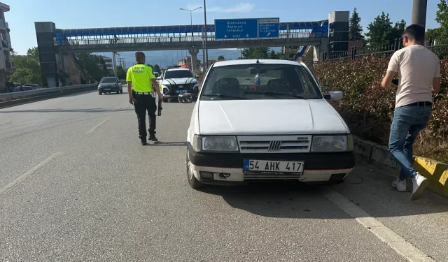 Düzce'de kamyonun sıkıştırdığı araç bariye çarptı!