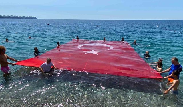 19 Mayıs’ı denizde dev Türk bayrağı açarak kutladılar