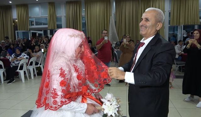 33 yıl sonra gelinlik ve damatlık giydiler