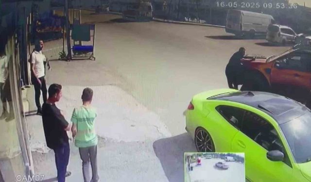 Adana’da şaka kazaya dönüştü: Kamyonetin çarpmasıyla ayağı kırıldı, telefonu bırakmadı