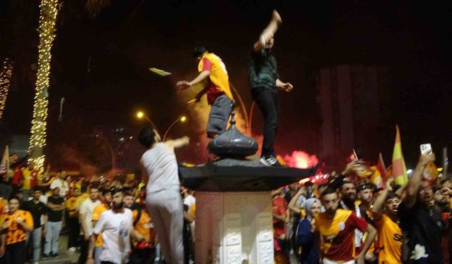 Adana’da şampiyonluk kutlamasında olay: Adana Demirspor taraftarları ile Galatasaraylılar birbirine girdi