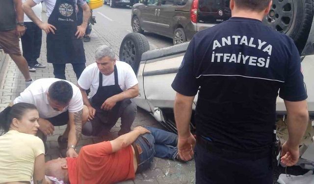 Alanya’da kontrolden çıkan kamyonet önce otomobile çarptı, ardından takla attı: 1 yaralı