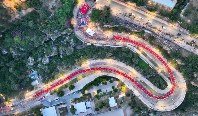 Antalya’da 400 metrelik dev Türk bayrağı ile ’Fener Alayı’ düzenlendi