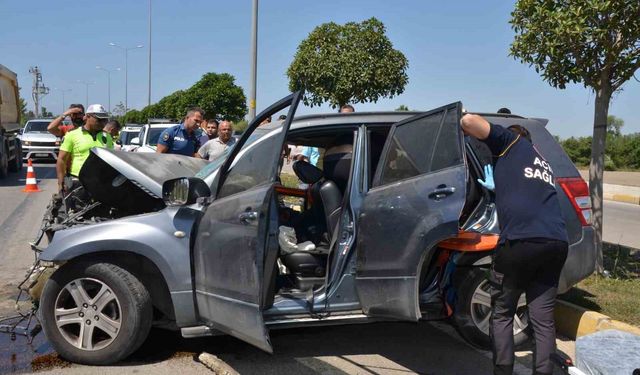 Antalya’da iş makinesi ile çarpışan otomobildeki sürücü ve eşi yaralandı