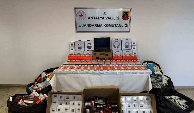 Antalya’da telefon aksesuarı operasyonunda binlerce ürün ele geçirildi