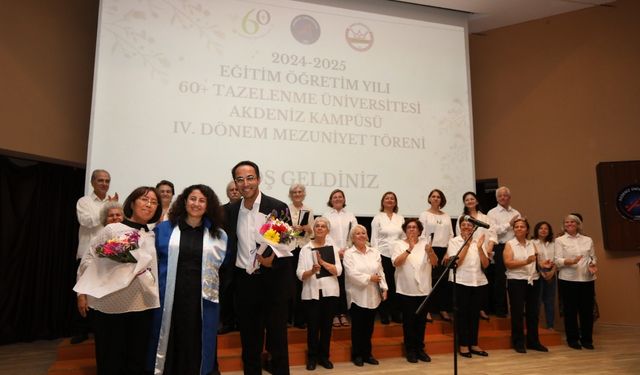 AÜ 60+ Tazelenme Üniversitesinde mezuniyet sevinci