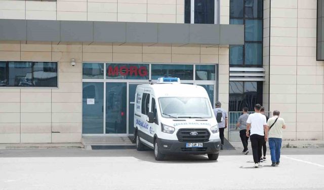 Babasının bıçaklayarak öldürdüğü  gencin cenazesi morgdan alındı