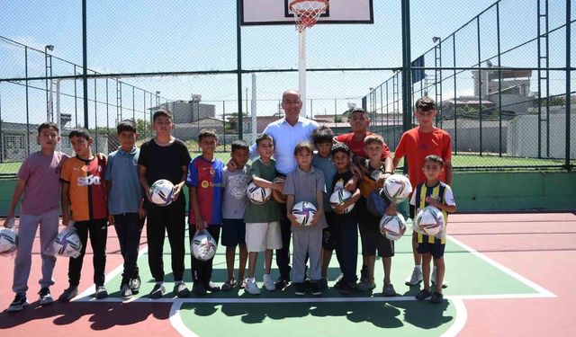 Başkan söz verip, yerine getirdiği sahada çocuklarla basketbol oynadı