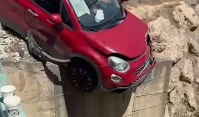 Çarpışan araçlardan biri kanal kenarında askıda kaldı: 3 yaralı