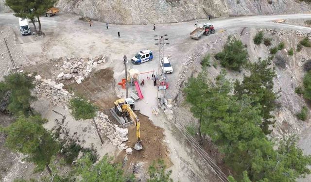 Ekipler günlerdir mesai yapıyor: Köylerin yarım asırlık yol sorunu çözülüyor