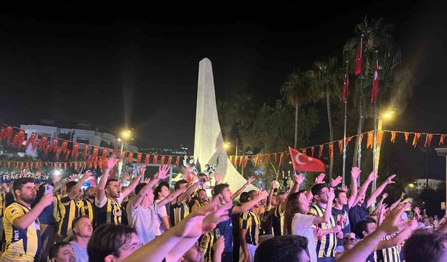 Fenerbahçe’nin şampiyonluğu meşaleler ve bayraklarla kutlandı
