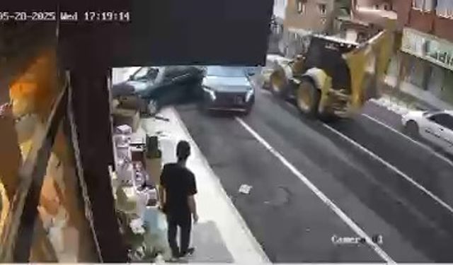 Freni arızalanan kepçe, 4 araca çarptı