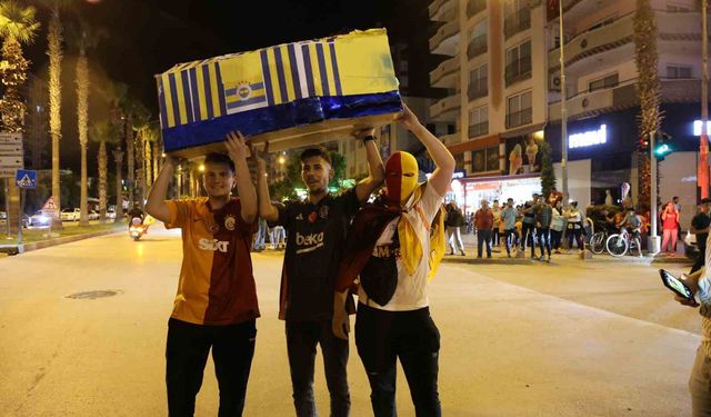 Galatasaraylı taraftarlardan Fenerbahçe’ye tabutlu gönderme