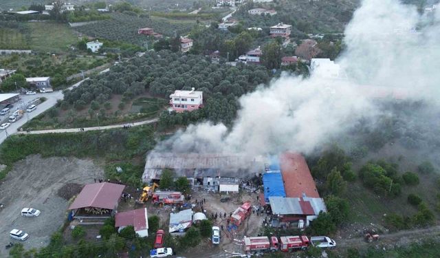 Hatay’da tekstil fabrikasındaki yangın söndürüldü