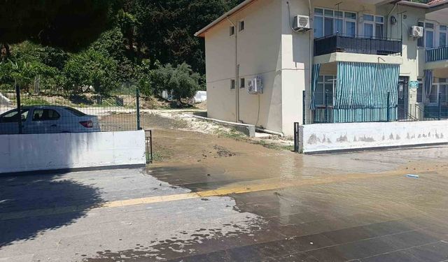 İçme suyu deposundaki aksaklık Manavgat’ta caddeyi göle çevirdi