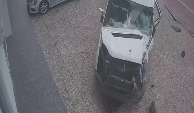 İki servis aracı çarpıştı, biri iş yerine daldı