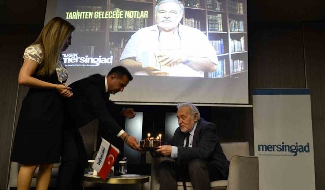 İlber Ortaylı’ya sahnede doğum günü sürprizi
