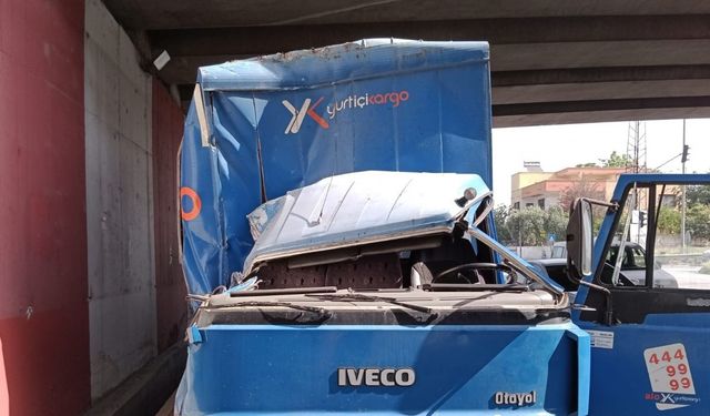 İşçi servisi, kargo kamyonuyla çarpıştı