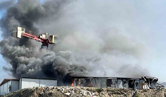 İşçilerin kaldığı konteyner yatakhane alevlere teslim oldu