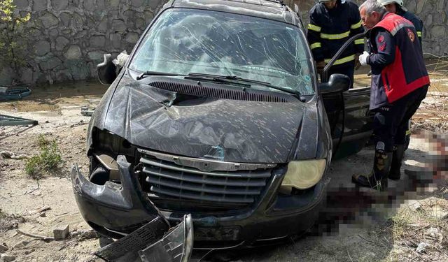 Isparta’da kontrolden çıkan otomobil kanala düştü: 2 yaralı
