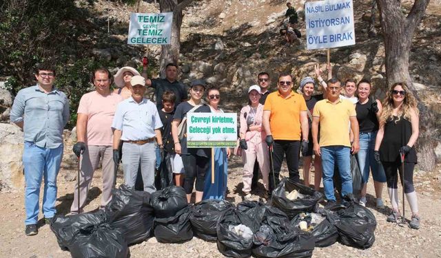 Kemer’de yabancı uyruklu kadınlar belediye ile birlikte poşetler dolusu çöp topladı