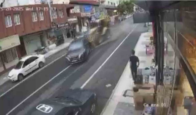 Kepçe araçları biçti: O anlar kamerada