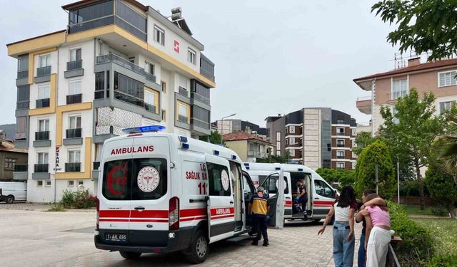 Liseli kızların sosyal medya kavgasını ayırmak için araya giren 2 kız bıçaklandı