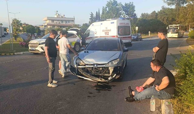 Manavgat’ta 2 otomobil çarpıştı: 3 yaralı