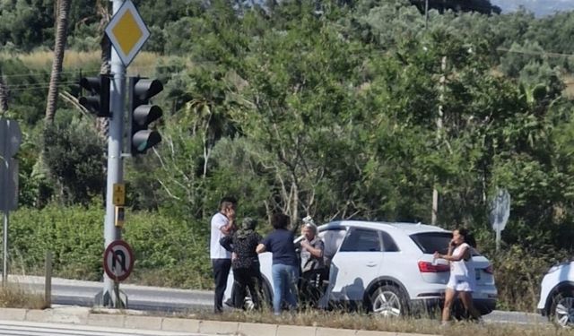 Manavgat’ta kırmızı ışıkta otomobil ile kamyonet çarpıştı: 3 yaralı
