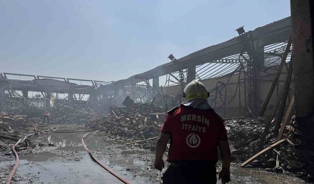 Mersin’deki fabrika yangınında soğutma çalışmaları sürüyor