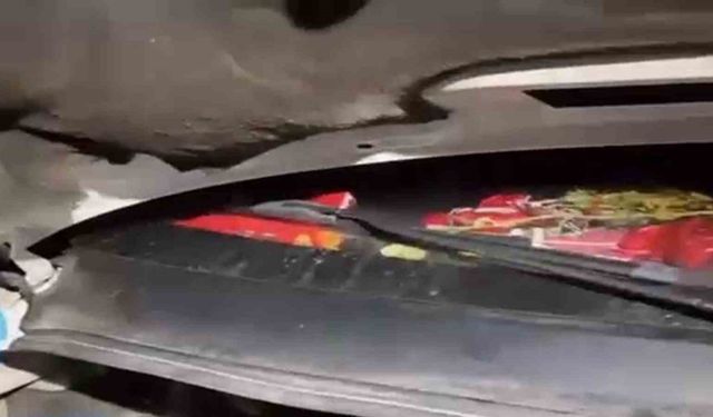 Motor kısmı başta olmak üzere her yerine silah saklanan araç polisten kaçamadı