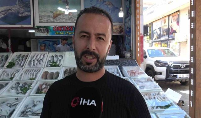 Oltasına takılan köpek balığı yavrusunu arkadaşına nispet yaparak denize bıraktı