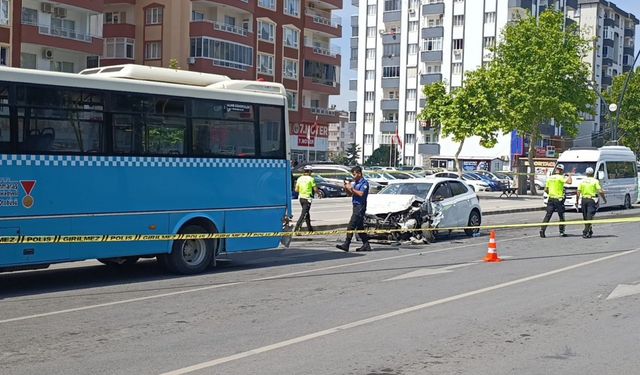 Otomobil halk otobüsüne çarptı: 9 yaralı