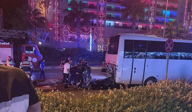 Park halindeki midibüse çarpan motosikletteki 2 genç hayatını kaybetti