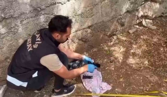 Polislerin dikkati poşette saklanmış tabancayı ortaya çıkardı