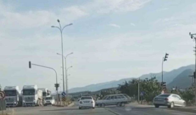 Sosyal medyaya görüntü çekmek isterken, kırmızı ışıkta geçen aracın karıştığı yaralamalı kazayı görüntüledi