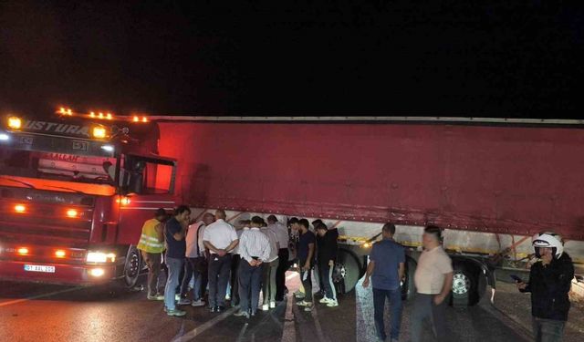 Tır sürücüsü direksiyon başında rahatsızlandı, yol trafiğe kapandı