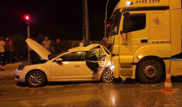 Tırla çarpışan otomobil demir yığınına döndü: 2 yaralı